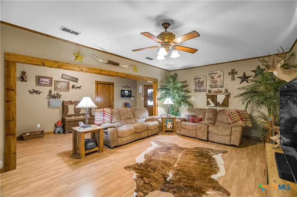 3393 E State Hwy 111 Yoakum, TX 77995