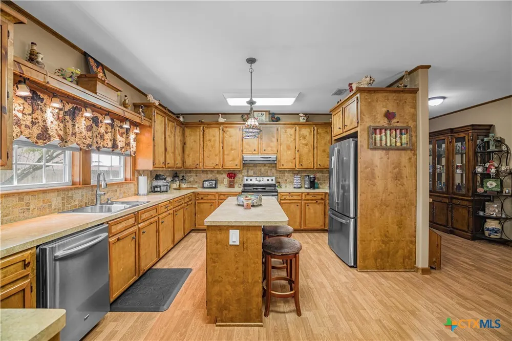 3393 E State Hwy 111 Yoakum, TX 77995