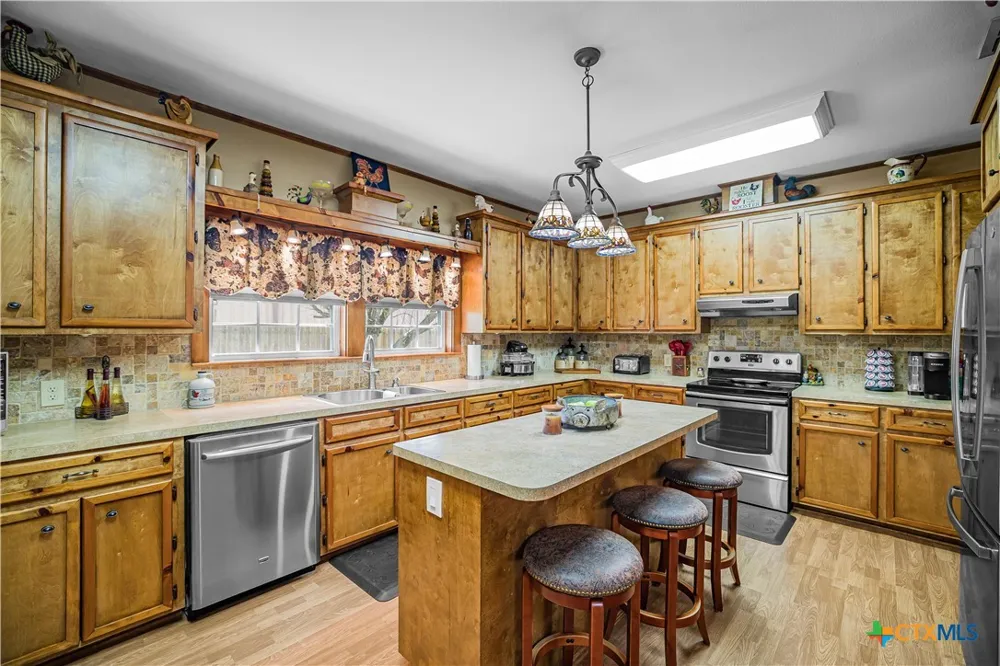 3393 E State Hwy 111 Yoakum, TX 77995