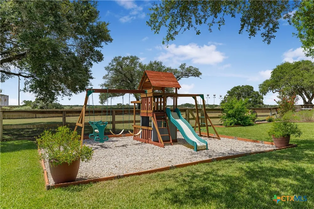 3393 E State Hwy 111 Yoakum, TX 77995