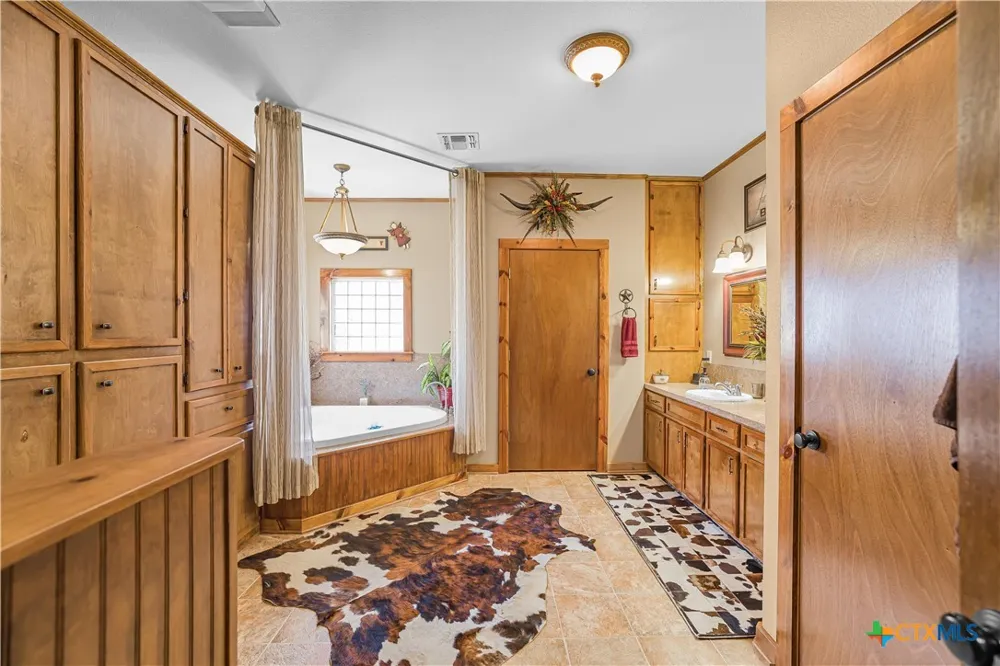 3393 E State Hwy 111 Yoakum, TX 77995