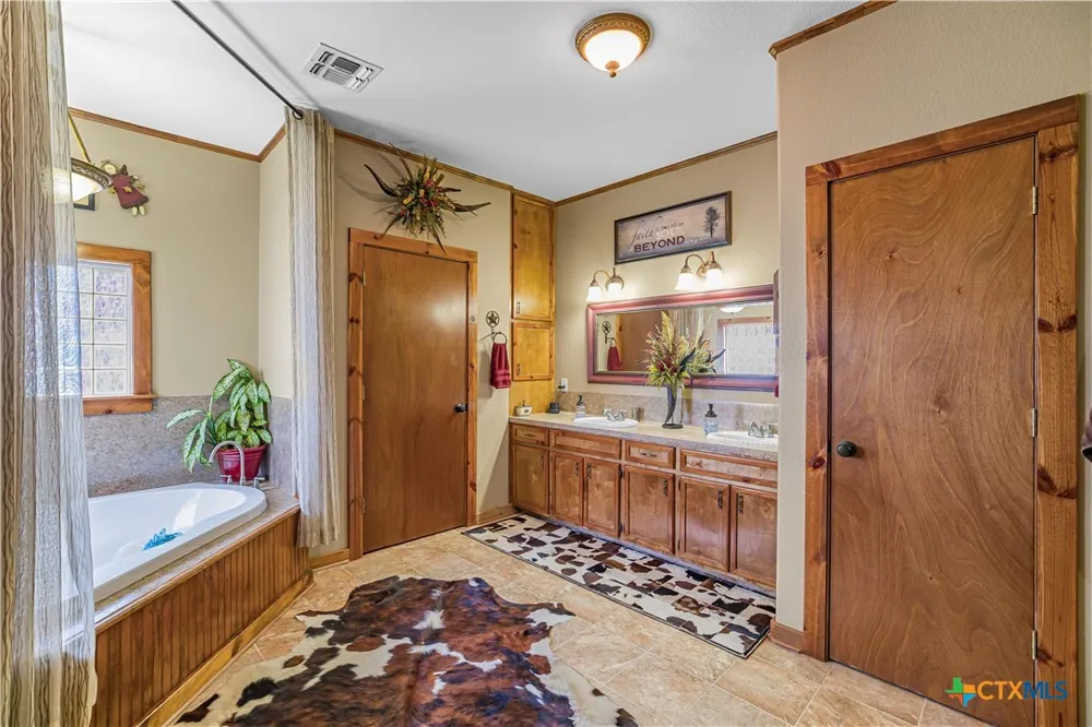 3393 E State Hwy 111 Yoakum, TX 77995