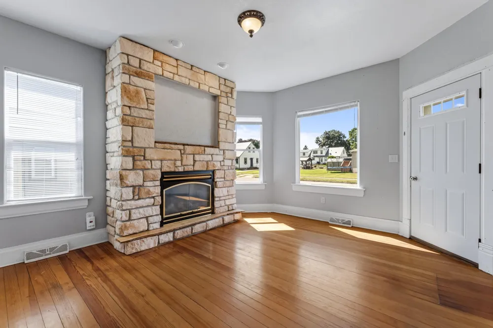 304 E Jefferson Street Caledonia, MN 55921