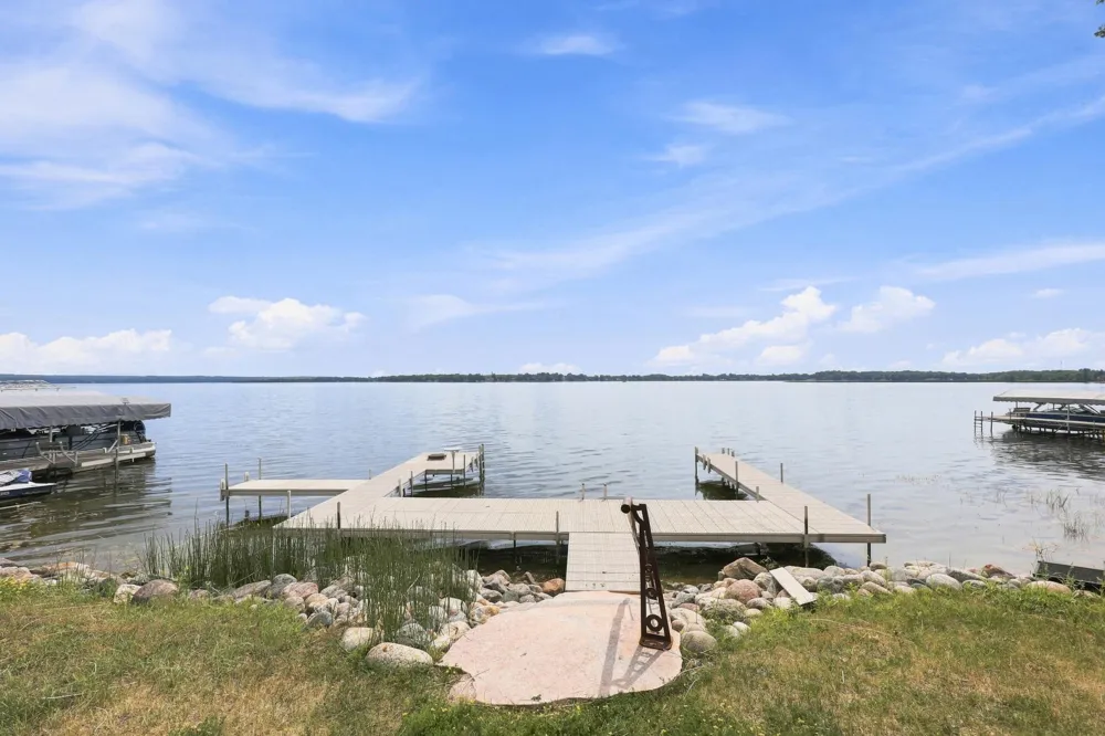 1082 W Lake Drive Detroit Lakes, MN 56501
