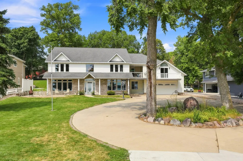 1082 W Lake Drive Detroit Lakes, MN 56501