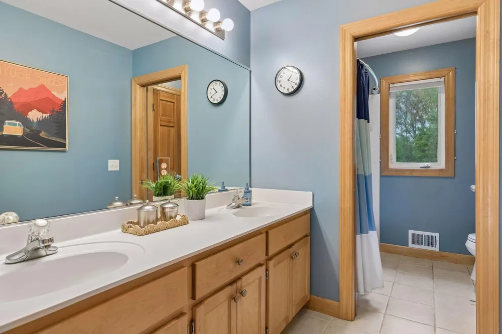 8053 Enclave Bay Woodbury, MN 55125