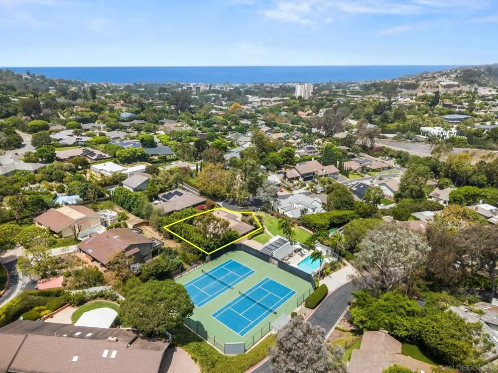 2560 Caminito La Paz La Jolla, CA 92037