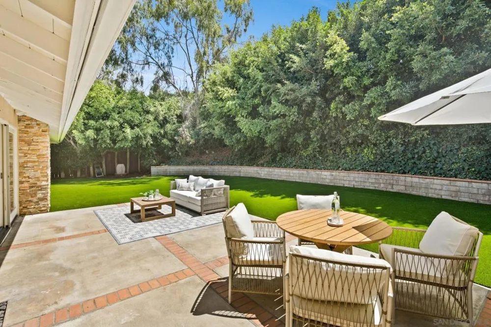 2560 Caminito La Paz La Jolla, CA 92037