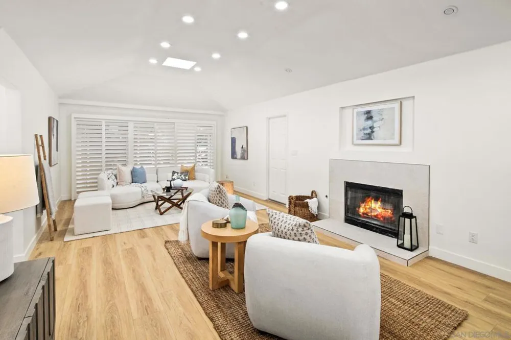 2560 Caminito La Paz La Jolla, CA 92037
