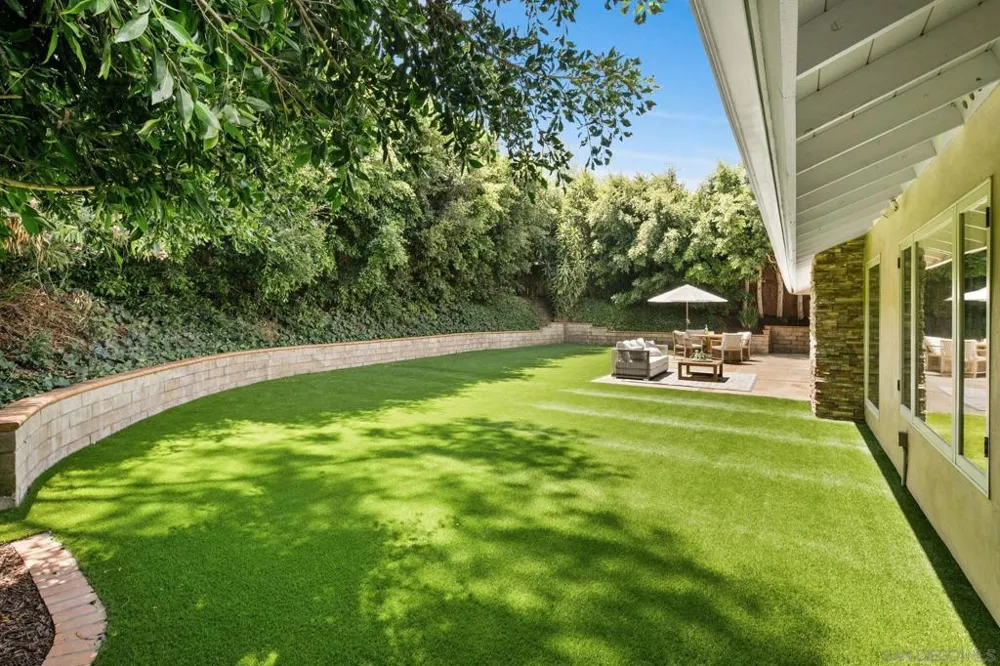 2560 Caminito La Paz La Jolla, CA 92037