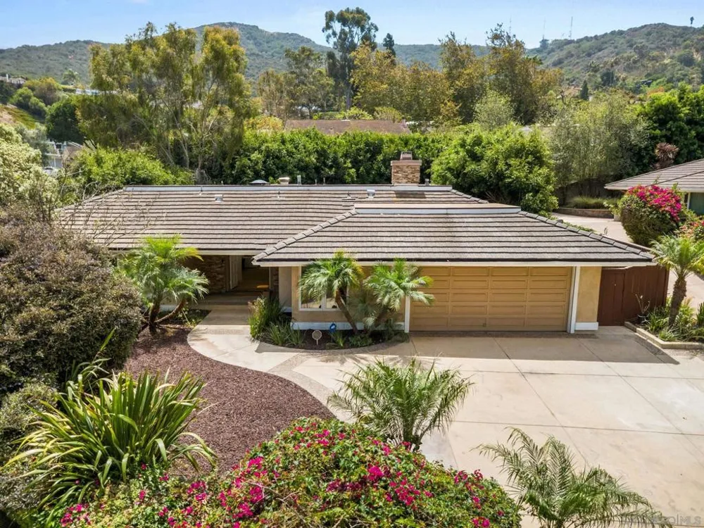 2560 Caminito La Paz La Jolla, CA 92037