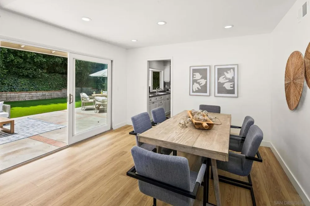 2560 Caminito La Paz La Jolla, CA 92037