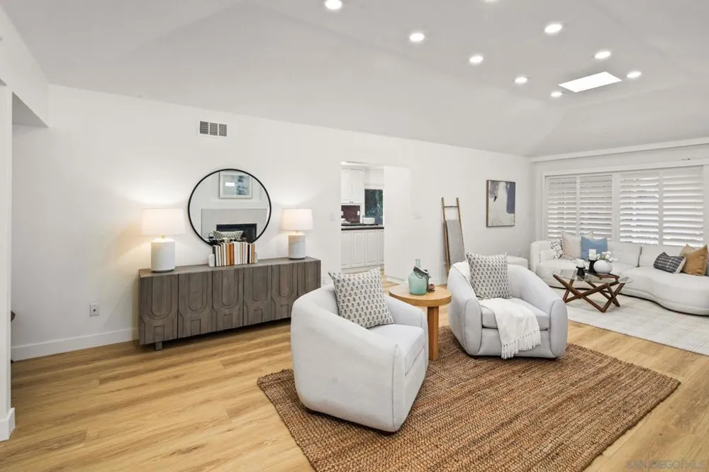 2560 Caminito La Paz La Jolla, CA 92037