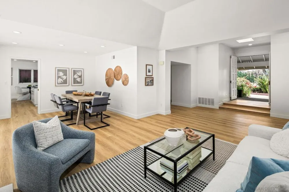 2560 Caminito La Paz La Jolla, CA 92037