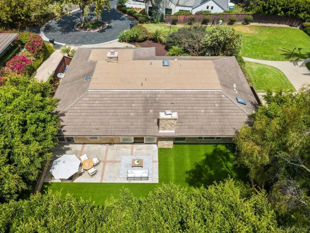 2560 Caminito La Paz La Jolla, CA 92037