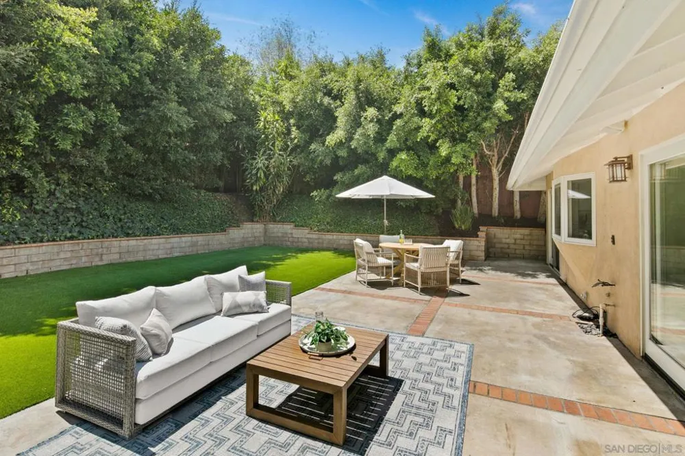 2560 Caminito La Paz La Jolla, CA 92037