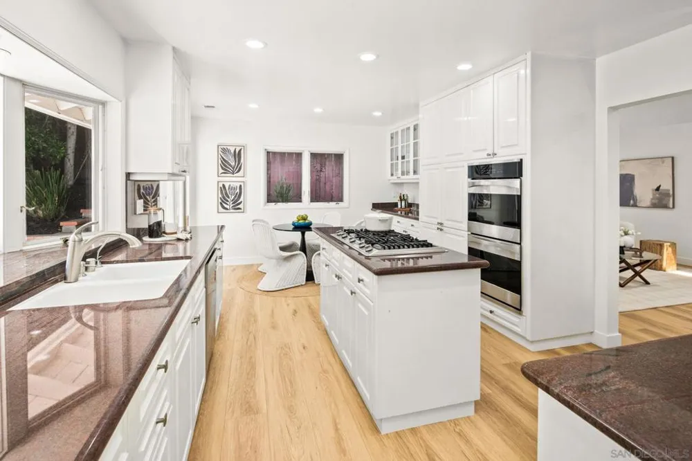 2560 Caminito La Paz La Jolla, CA 92037