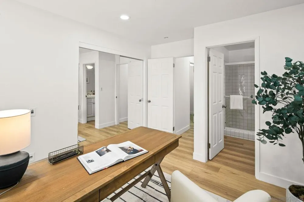 2560 Caminito La Paz La Jolla, CA 92037