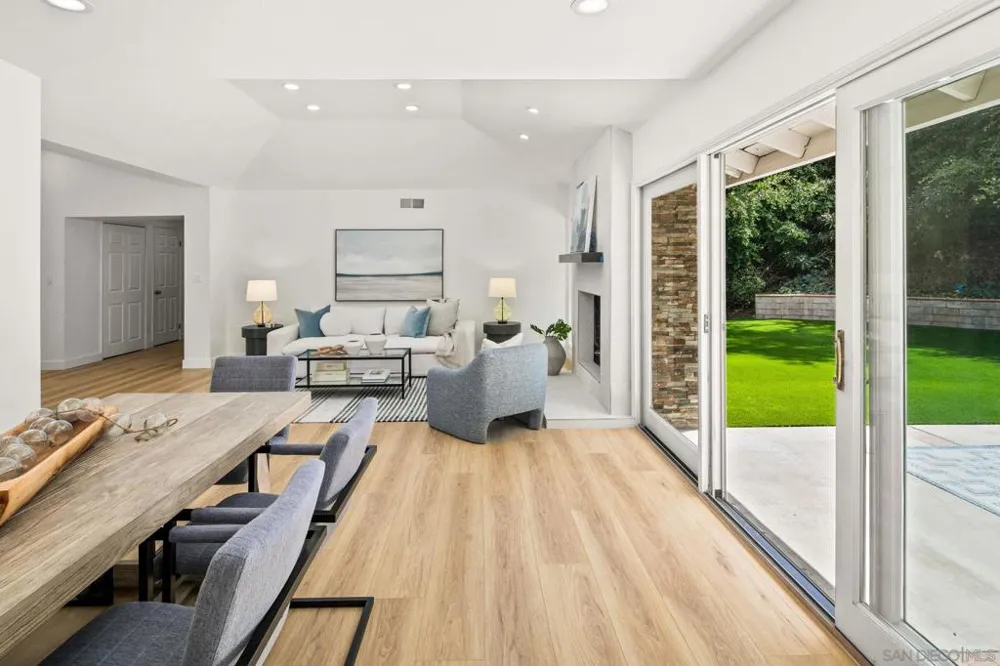 2560 Caminito La Paz La Jolla, CA 92037