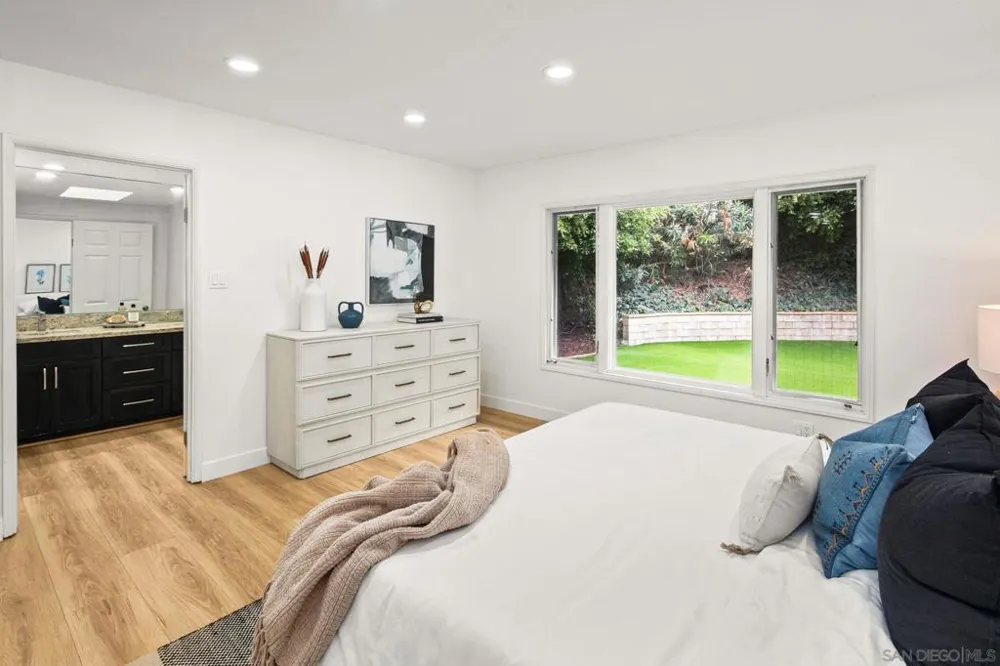 2560 Caminito La Paz La Jolla, CA 92037