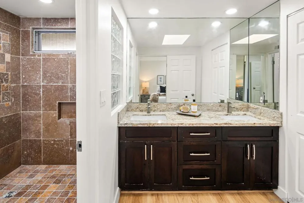 2560 Caminito La Paz La Jolla, CA 92037