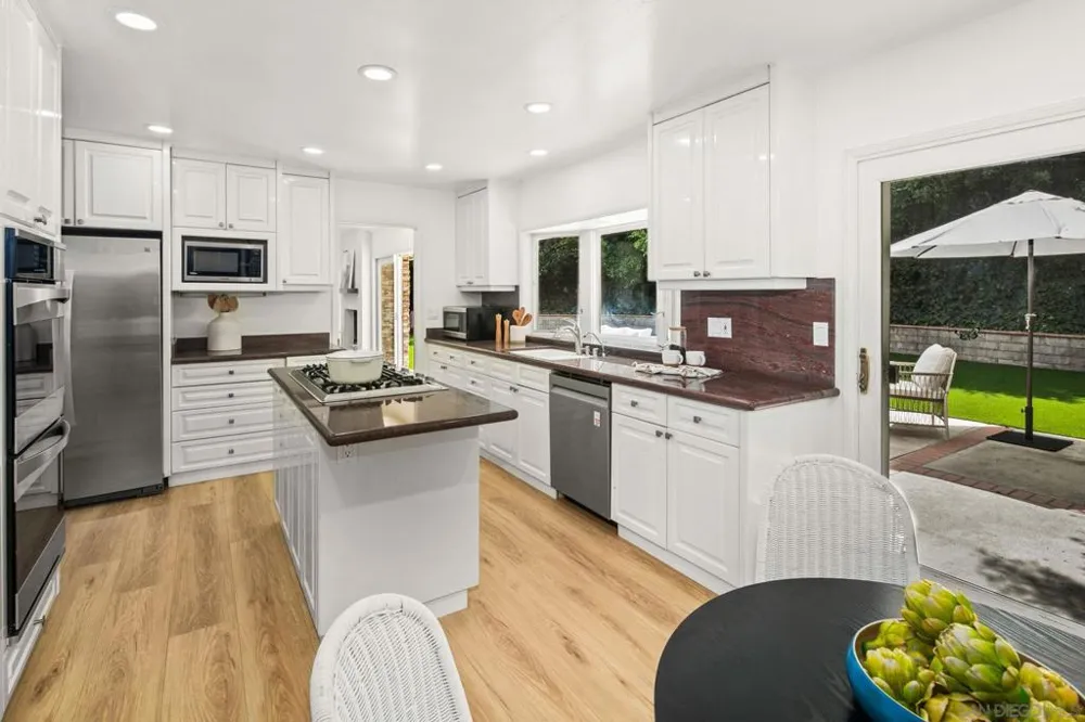 2560 Caminito La Paz La Jolla, CA 92037