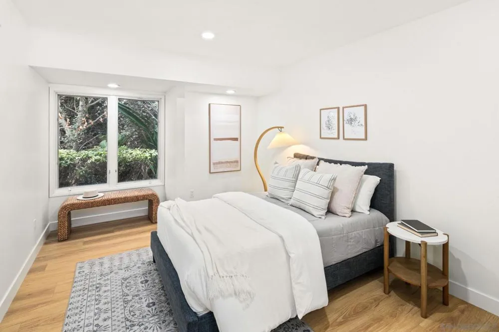 2560 Caminito La Paz La Jolla, CA 92037