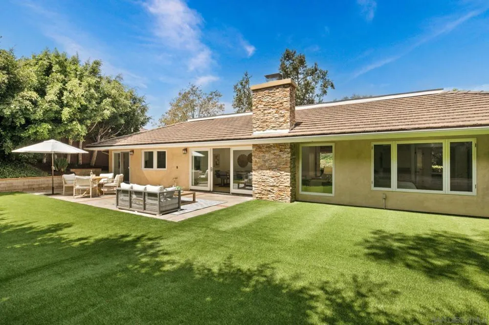 2560 Caminito La Paz La Jolla, CA 92037