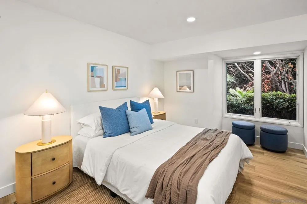 2560 Caminito La Paz La Jolla, CA 92037