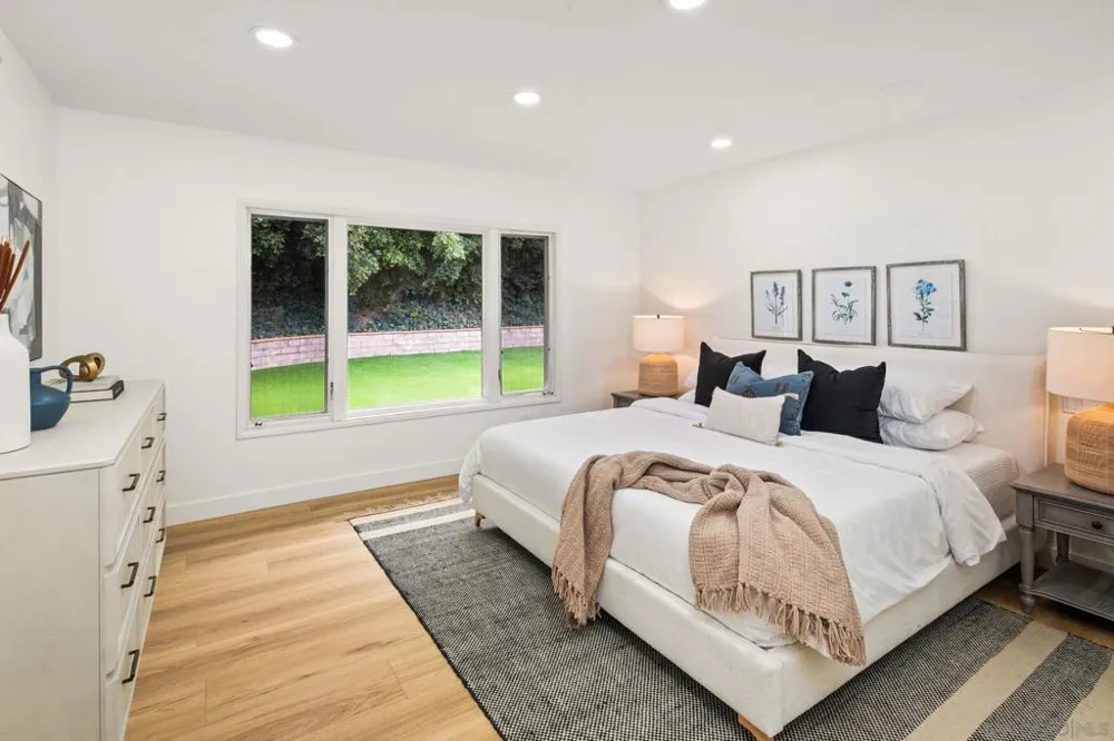 2560 Caminito La Paz La Jolla, CA 92037