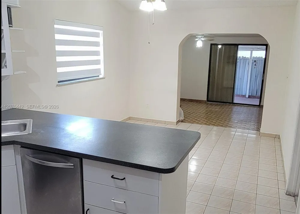 2121 W 54th St Hialeah, FL 33016