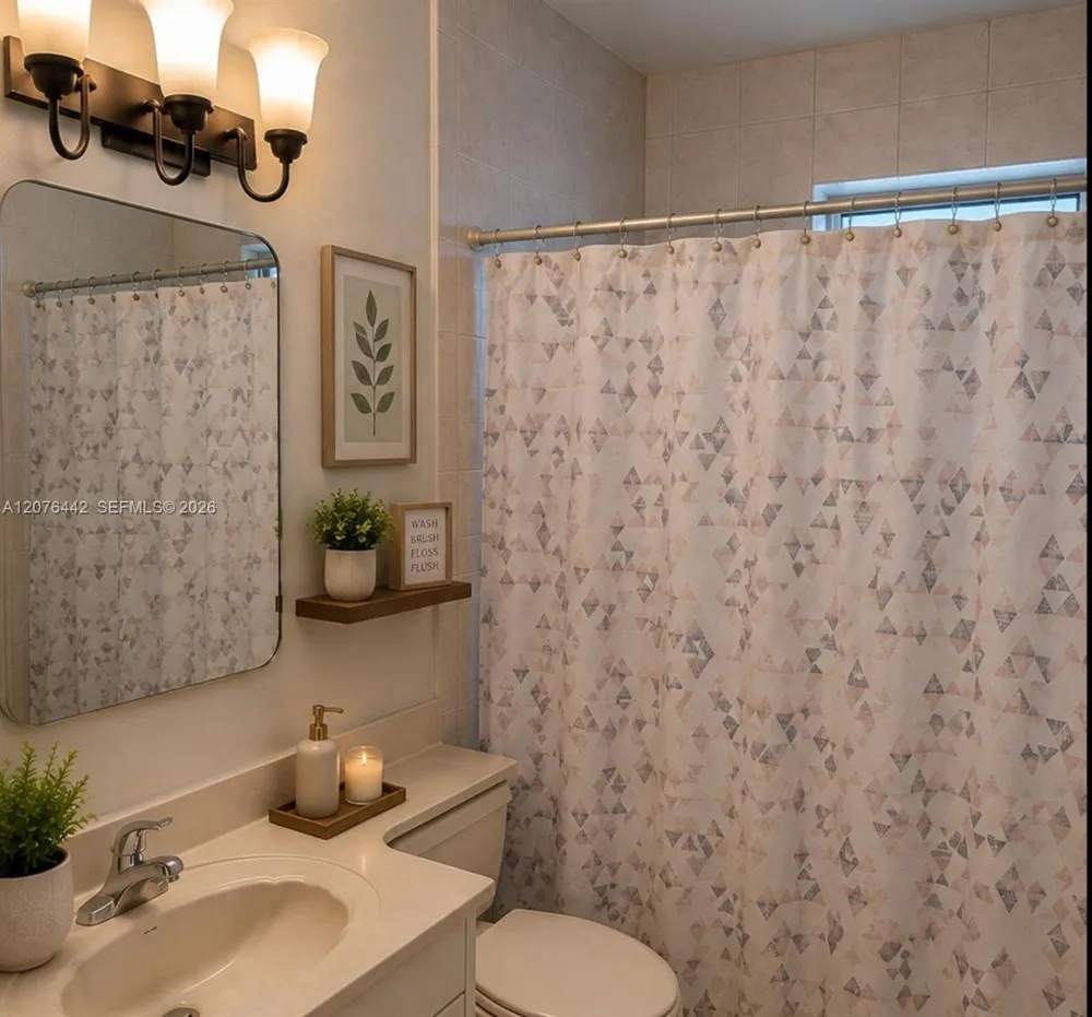 2121 W 54th St Hialeah, FL 33016