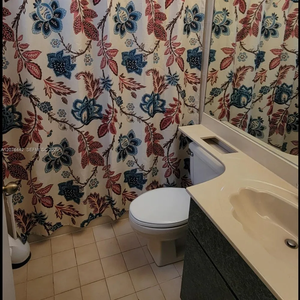 2121 W 54th St Hialeah, FL 33016