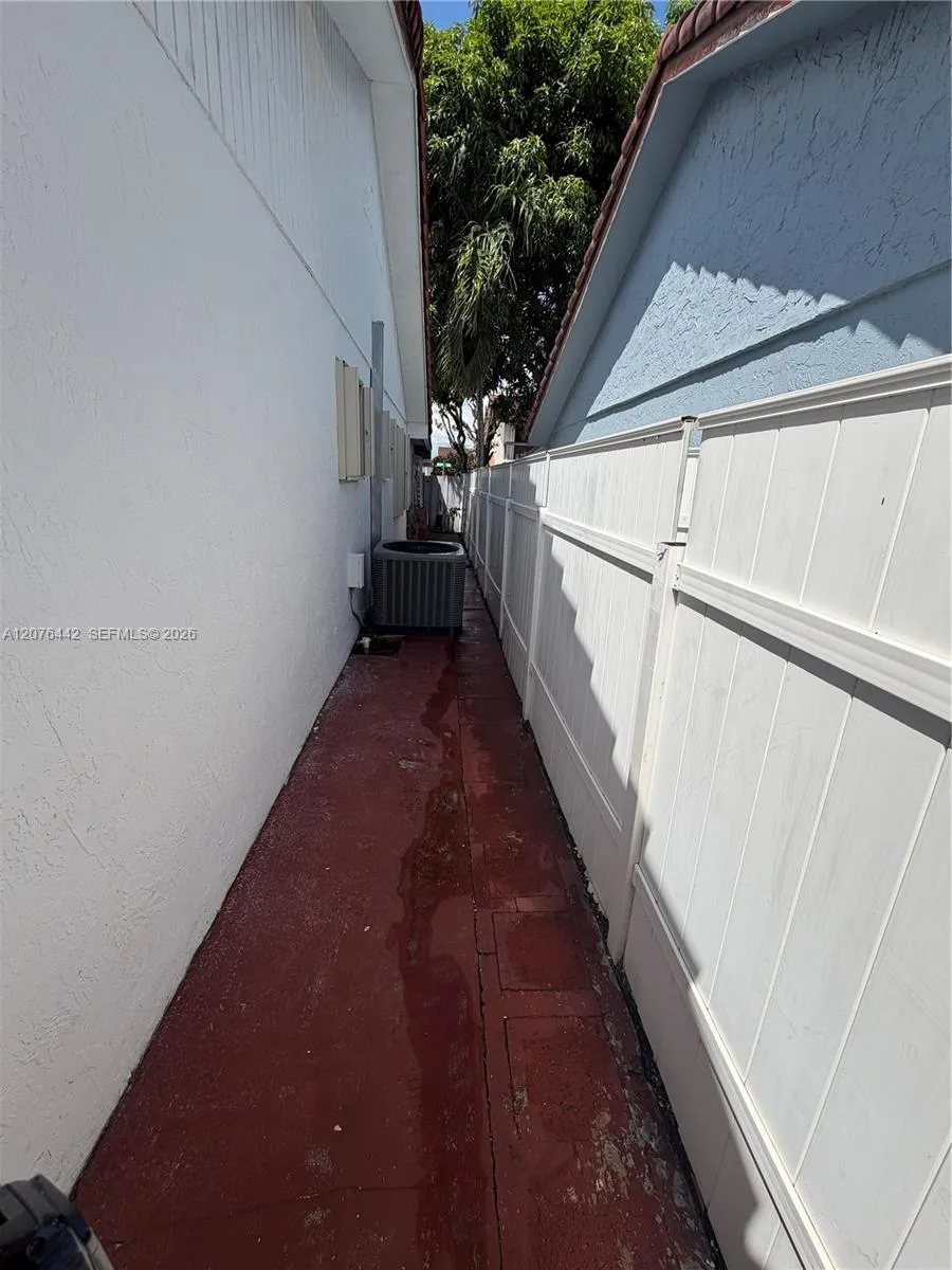 2121 W 54th St Hialeah, FL 33016