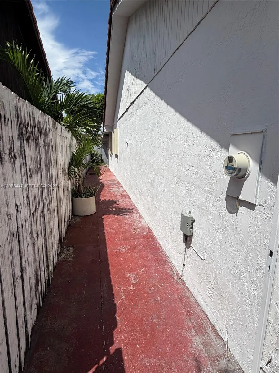 2121 W 54th St Hialeah, FL 33016