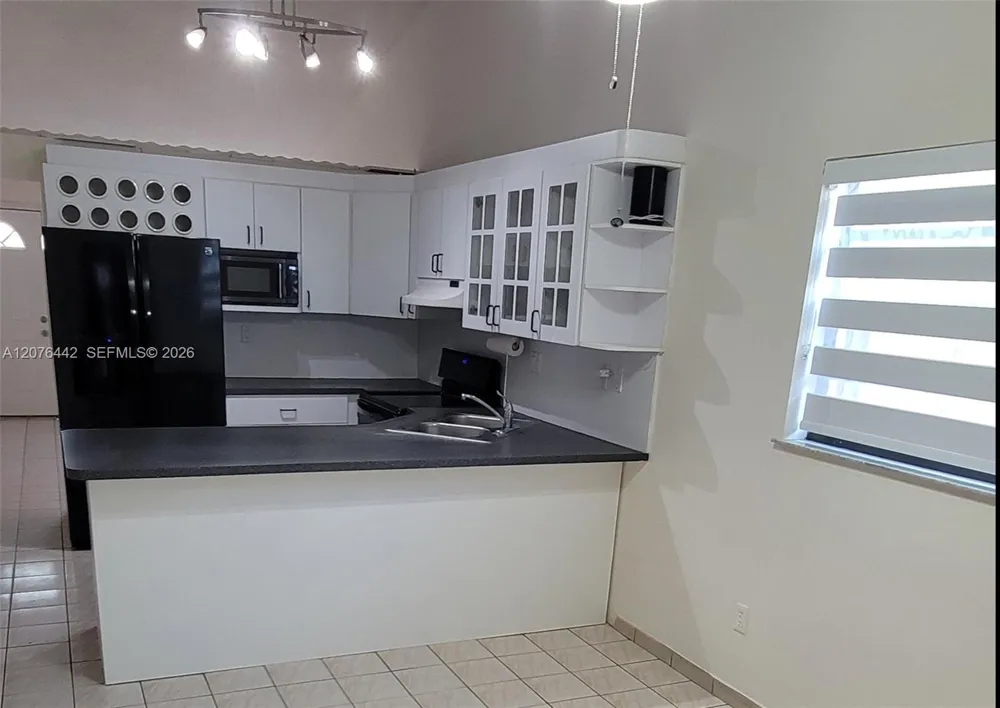2121 W 54th St Hialeah, FL 33016
