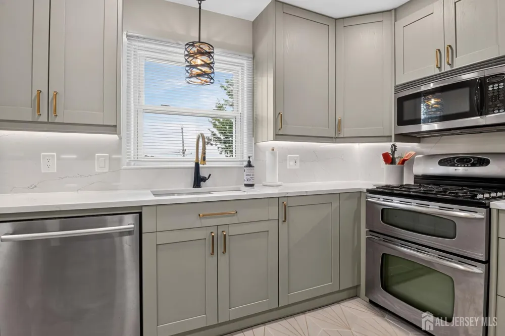 6 Ridgeview Road Jamesburg, NJ 08831
