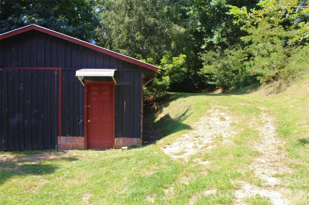 2838 Seven Mile Ridge Road Burnsville, NC 28714