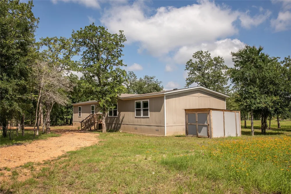 12899 Young Lane Carmine, TX 78932