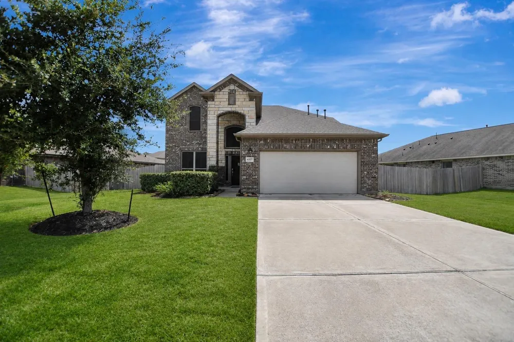 4327 Oakdale Mist Drive Dickinson, TX 77539