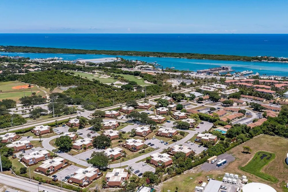 3900 SE County Line Road Jupiter, FL 33469