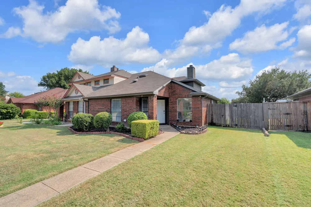 2111 Prairie Creek Trail Garland, TX 75040