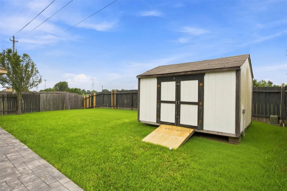 8218 Bay Run Avenue Baytown, TX 77521