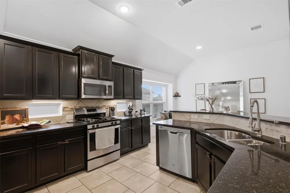 8218 Bay Run Avenue Baytown, TX 77521