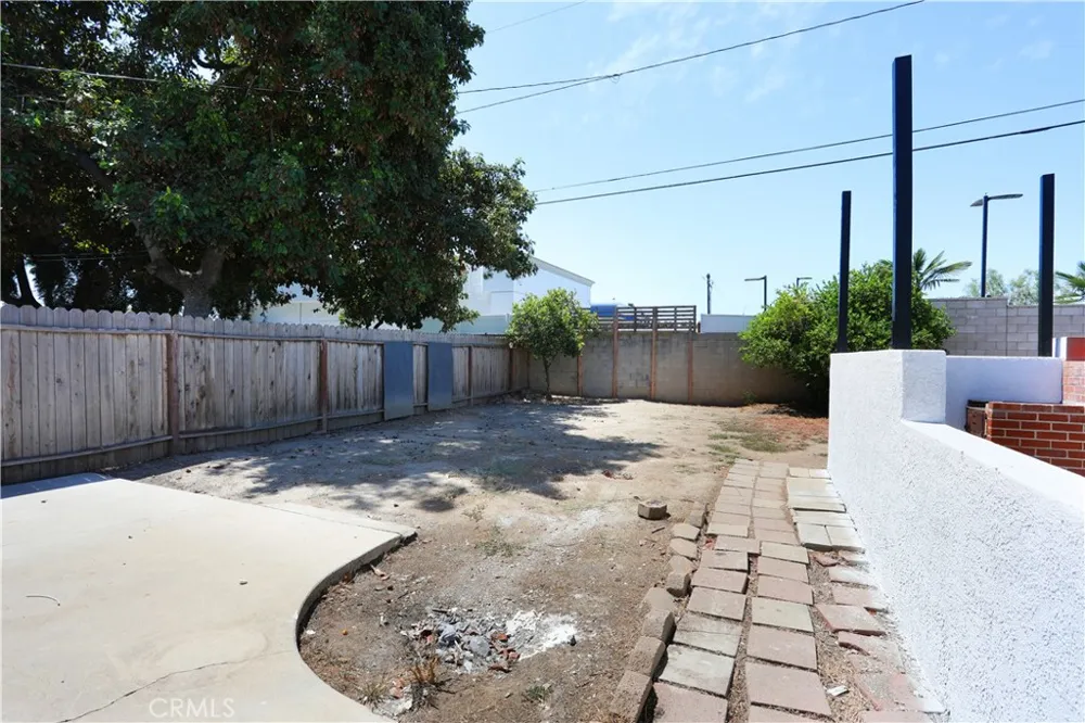 812 Louise Santa Ana, CA 92703