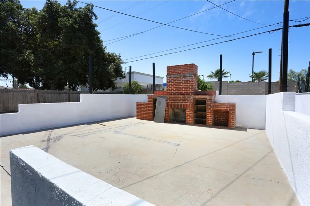 812 Louise Santa Ana, CA 92703