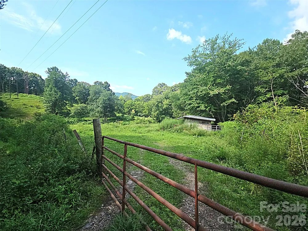 522 Buckeye Access Road Swannanoa, NC 28778