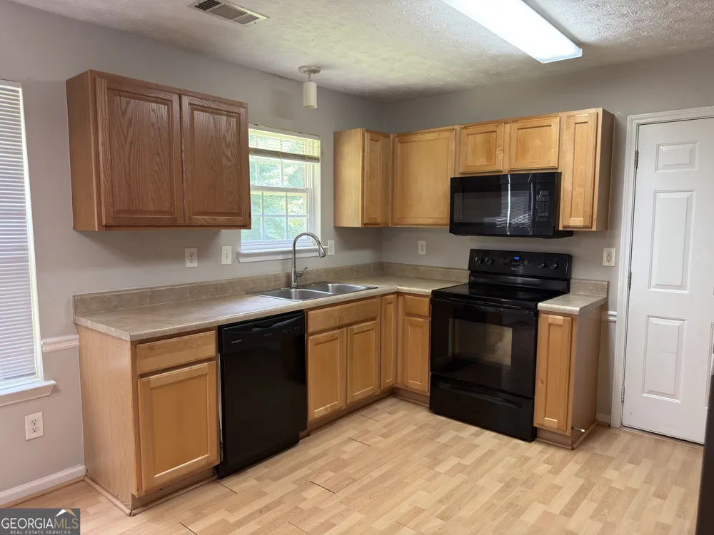 4368 Gray Raptor CIR Snellville, GA 30039