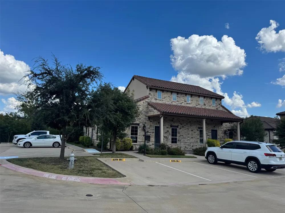 207 E Debbie Lane Mansfield, TX 76063