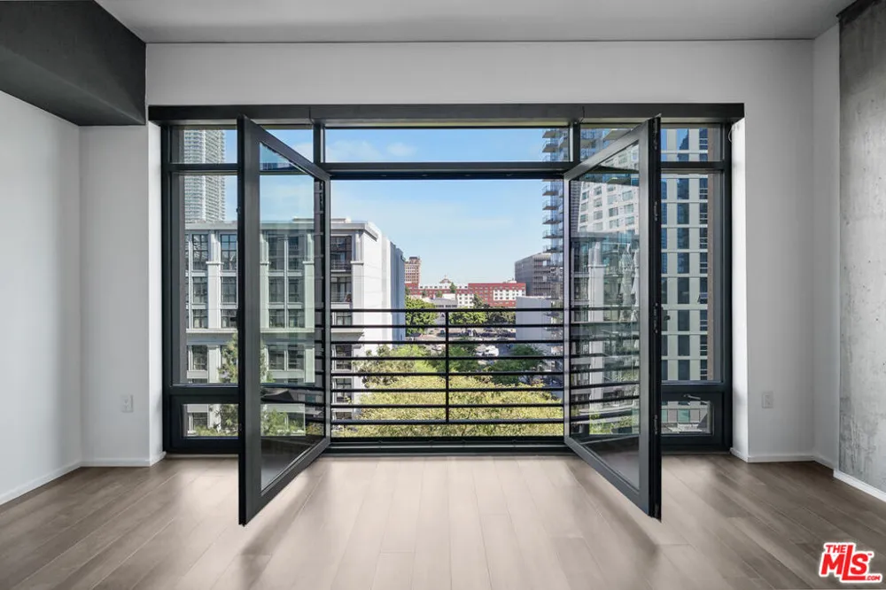 1111 S Grand Avenue #716 Los Angeles, CA 90015